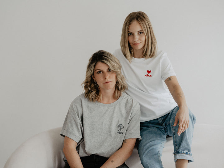 "LOVE VIBES" T-Shirt Regular