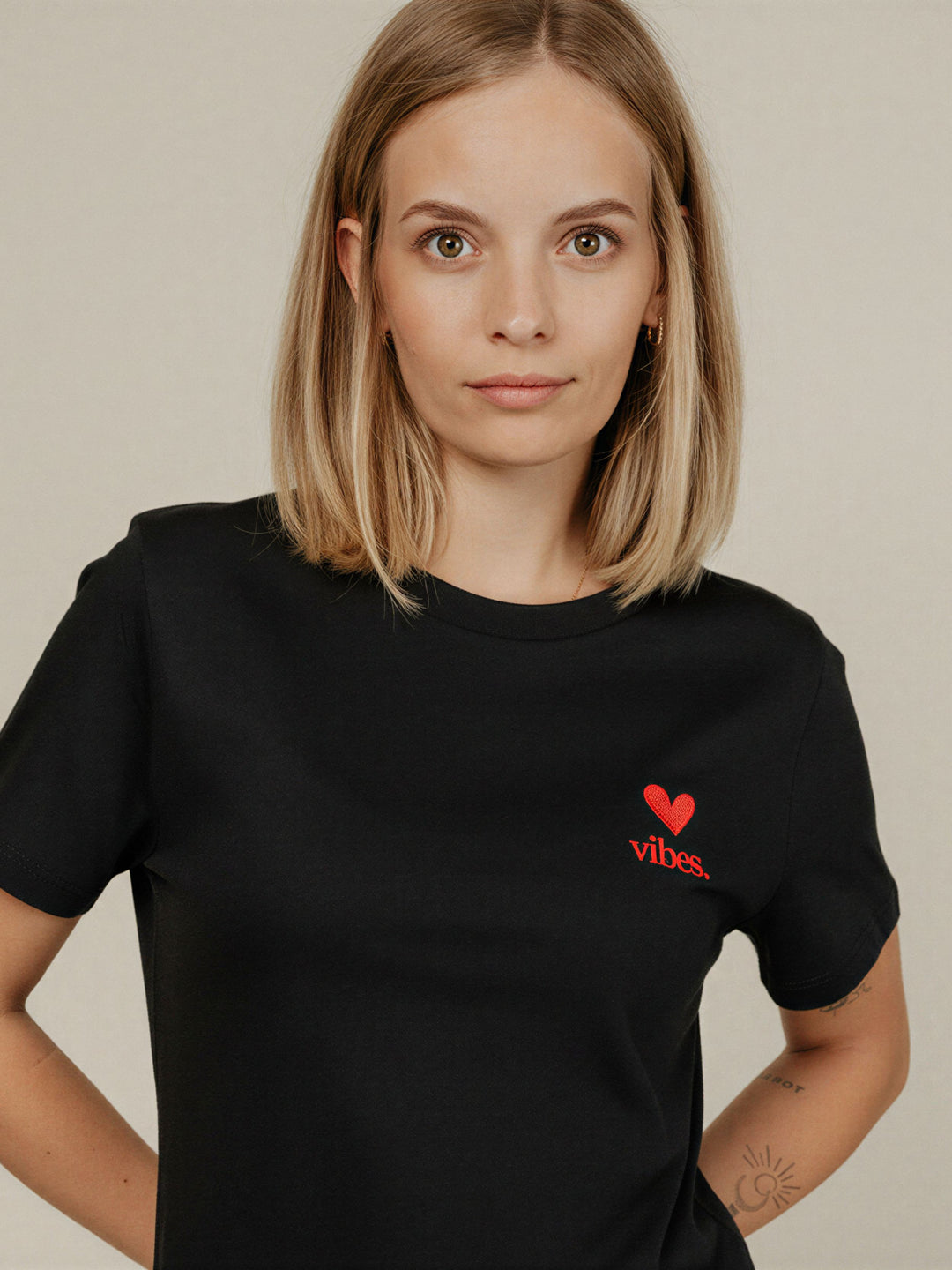 "LOVE VIBES" T-Shirt Regular