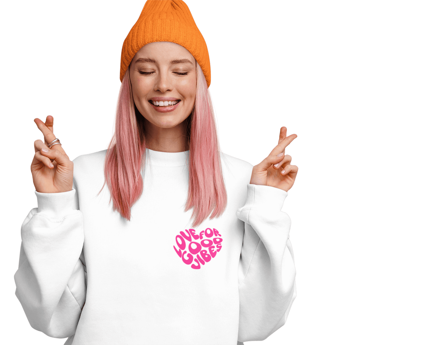 Frau mit rosa Haaren und orangener Mütze trägt den Bio-Sweatshirt "LOVE FOR GOOD VIBES" in gemütlichem Look.